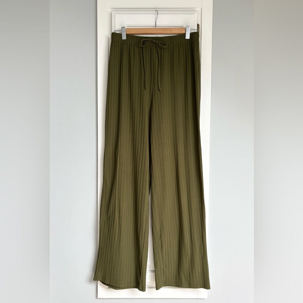 Womens Three-Piece Ribbed Lounge Set - Picture 11 of 16